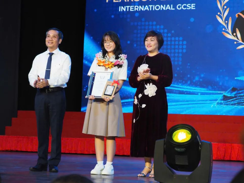 Học sinh nhận Excellence Awards - giải thưởng dành cho học sinh đạt thành tích xuất sắc toàn diện ở cả ba môn tiếng Anh, Toán và Khoa học trong kỳ thi Pearson Edexcel Học sinh nhận Excellence Awards - giải thưởng dành cho học sinh đạt thành tích xuất sắc toàn diện ở cả ba môn tiếng Anh, Toán và Khoa học trong kỳ thi Pearson Edexcel