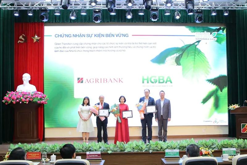 Đại diện Ban chỉ đạo ESG Agribank và Ban tổ chức Hội thảo nhận Chứng nhận Sự kiện bền vững từ Green Transition.