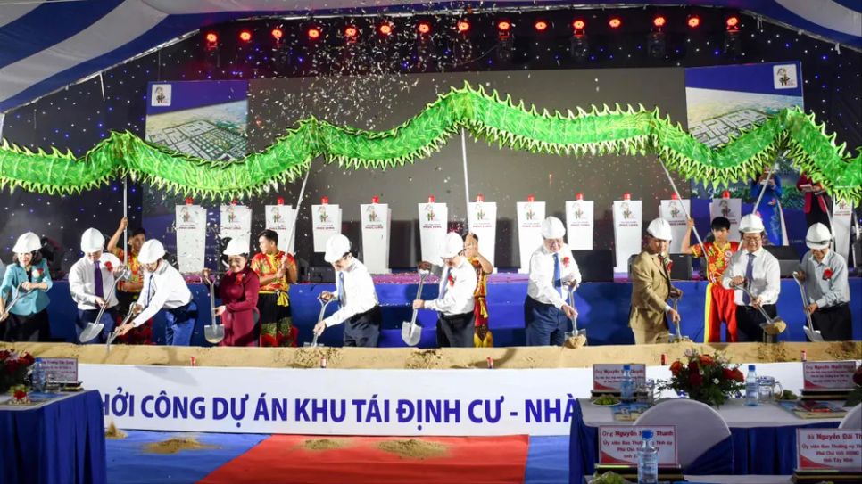 Các đại biểu thực hiện nghi thức khởi công dự án Các đại biểu thực hiện nghi thức khởi công dự án