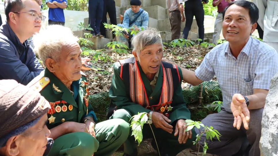Các cụ cựu chiến binh tham quan vườn sâm