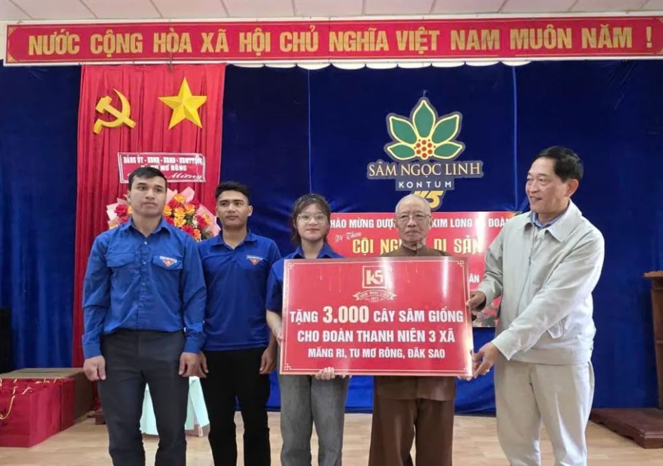 Dược sĩ Đào Kim Long trao tặng cây giống sâm Ngọc Linh giúp thanh niên khởi nghiệp
