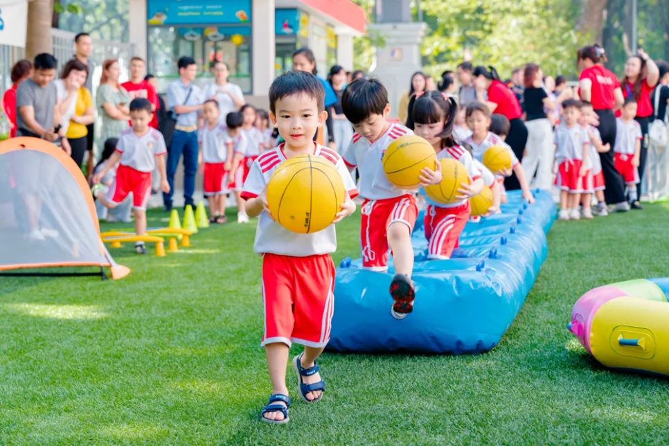 Những trận bóng đá, bóng rổ mini đầy hào hứng của học sinh khối mầm non Những trận bóng đá, bóng rổ mini đầy hào hứng của học sinh khối mầm non