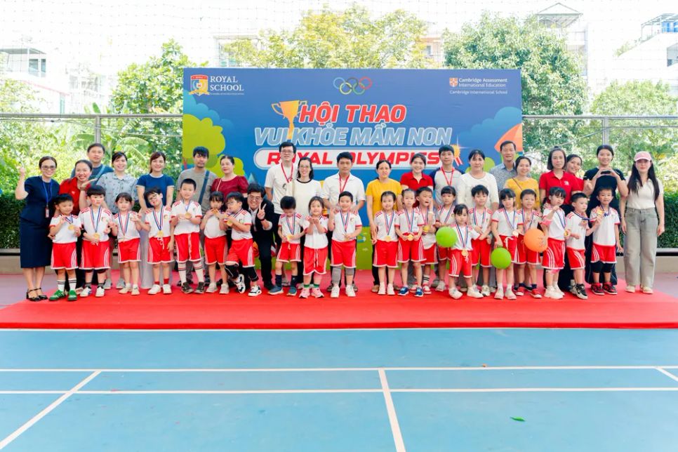 Nụ cười rạng rỡ của các em học sinh và người thân khi hoàn thành phần thi tại Hội thao vui khỏe Nụ cười rạng rỡ của các em học sinh và người thân khi hoàn thành phần thi tại Hội thao vui khỏe