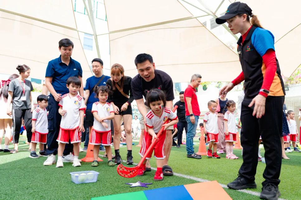 Phụ huynh và học sinh cùng tham gia thử thách trong các trò chơi gia đình Phụ huynh và học sinh cùng tham gia thử thách trong các trò chơi gia đình