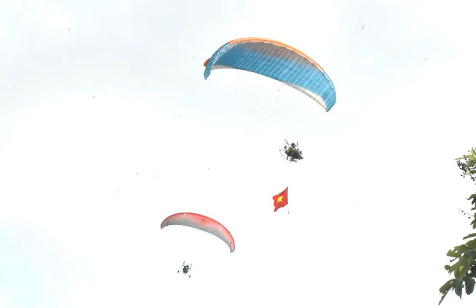 Mãn nhãn cuộc đua dù lượn ở vùng Bảy Núi Mãn nhãn cuộc đua dù lượn ở vùng Bảy Núi