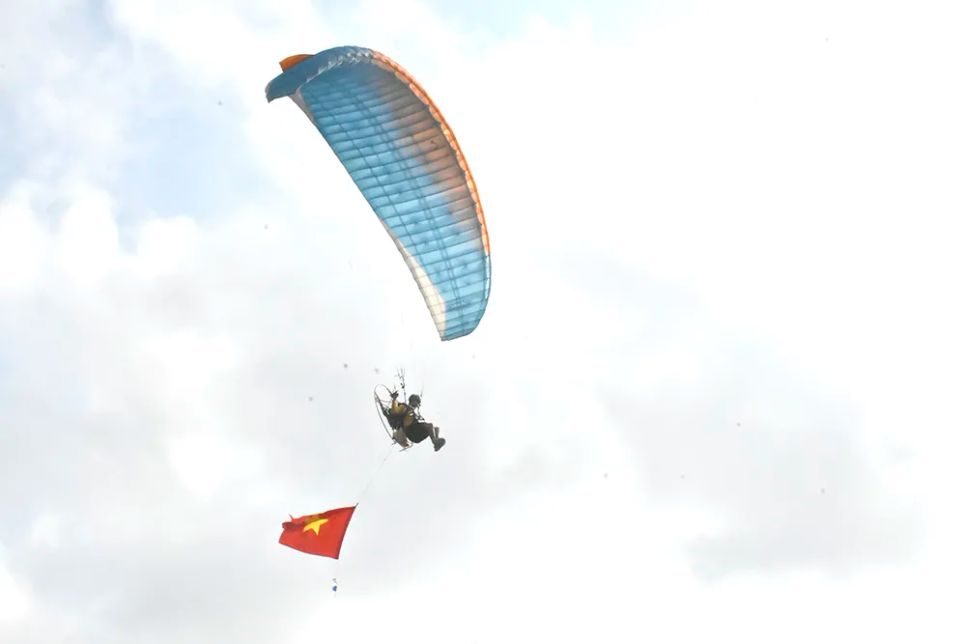 Mãn nhãn cuộc đua dù lượn ở vùng Bảy Núi Mãn nhãn cuộc đua dù lượn ở vùng Bảy Núi