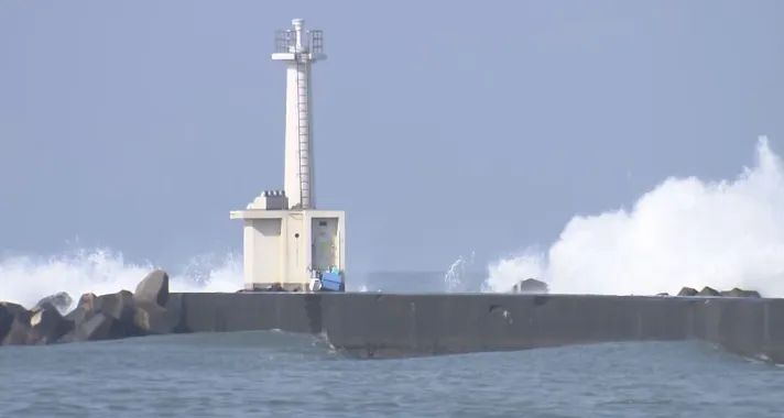 Ngọn hải đăng đứng trên khu vực đê chắn sóng Mikuni. Ảnh: FBC NEWS Ngọn hải đăng đứng trên khu vực đê chắn sóng Mikuni. Ảnh: FBC NEWS