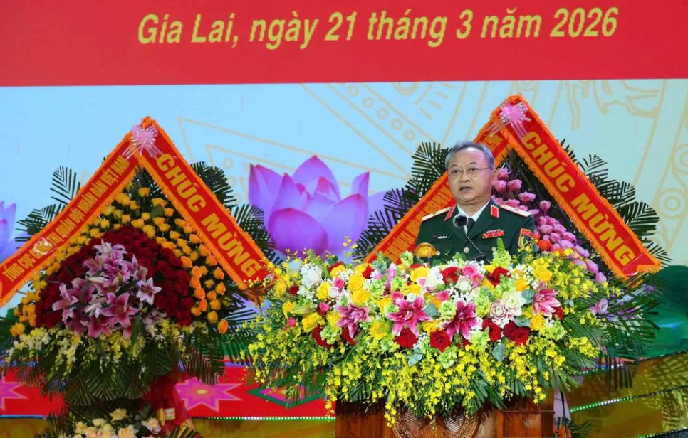 Thiếu tướng Hoàng Văn Sỹ, Tư lệnh Binh đoàn 15 phát biểu tại buổi lễ Thiếu tướng Hoàng Văn Sỹ, Tư lệnh Binh đoàn 15 phát biểu tại buổi lễ