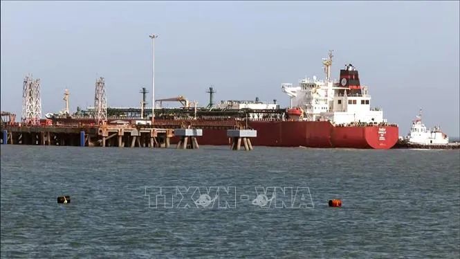 Tàu chở dầu khí tự nhiên hóa lỏng di chuyển qua eo biển Hormuz về tới cảng Mundra ở Kutch, Ấn Độ ngày 16-3. Ảnh: ANI/TTXVN Tàu chở dầu khí tự nhiên hóa lỏng di chuyển qua eo biển Hormuz về tới cảng Mundra ở Kutch, Ấn Độ ngày 16-3. Ảnh: ANI/TTXVN