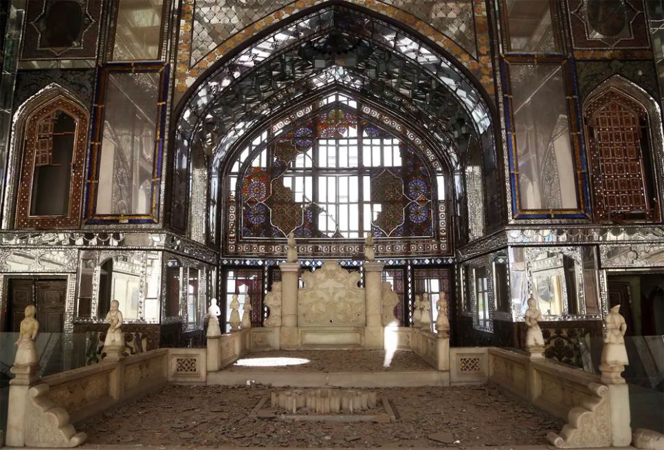 Phòng gương của Cung điện Golestan bị hư hại, các họa tiết trang trí bằng gương tinh xảo bị vỡ vụn. (ẢNH: ANADOLU/GETTY IMAGES)