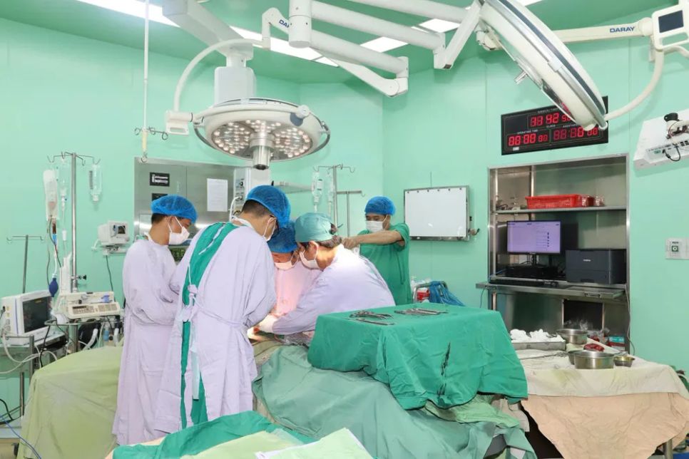 Ca phẫu thuật kéo dài 80 phút cứu sống bệnh nhân. Ca phẫu thuật kéo dài 80 phút cứu sống bệnh nhân.