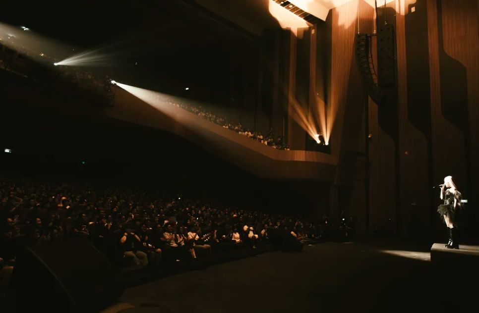 Phùng Khánh Linh hát cùng những Phân khối nhỏ (tên gọi cộng đồng fan) của cô