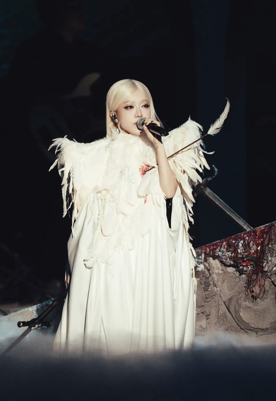 Phùng Khánh Linh trình diễn trong live show