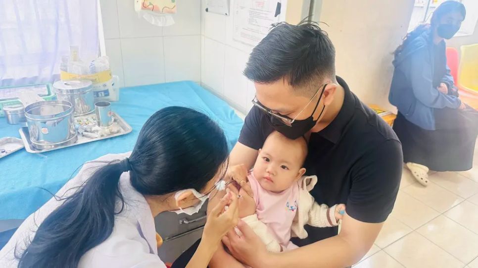 Nhân viên Trạm y tế Phường Thông Tây Hội tiêm vaccine cho trẻ Nhân viên Trạm y tế Phường Thông Tây Hội tiêm vaccine cho trẻ