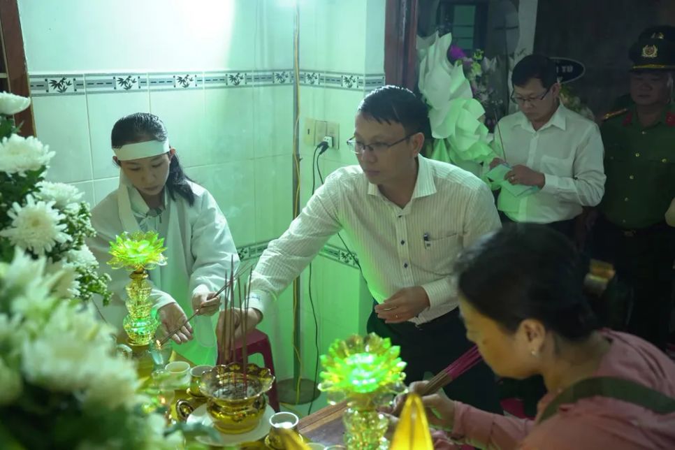 Phó Chủ tịch UBND tỉnh Khánh Hòa Nguyễn Thanh Hà đến phúng viếng, chia buồn với gia đình đồng chí Nguyễn Xuân Hải