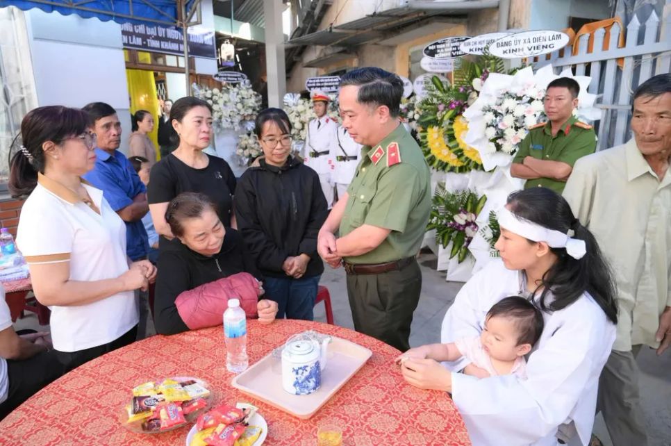 Thiếu tướng Nguyễn Hữu Phước, Giám đốc Công an tỉnh Khánh Hòa đến phúng viếng, chia buồn với gia đình đồng chí Nguyễn Xuân Hải