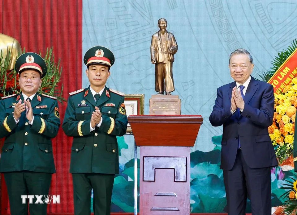 Tổng Bí thư Tô Lâm tặng bức tượng Chủ tịch Hồ Chí Minh cho Binh chủng Công binh. Ảnh: TTXVN