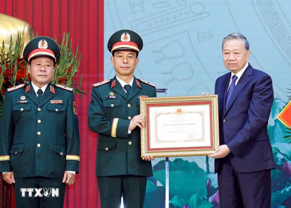 Tổng Bí thư Tô Lâm trao tặng Huân chương Hồ Chí Minh cho Binh chủng Công binh. Ảnh: TTXVN
