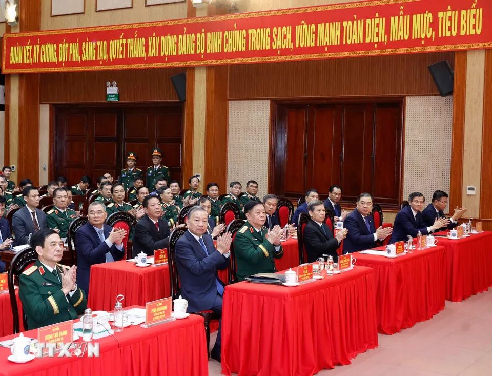 Tổng Bí thư Tô Lâm và các đại biểu dự Lễ kỷ niệm 80 năm Ngày thành lập Binh chủng Công binh. Ảnh: TTXVN