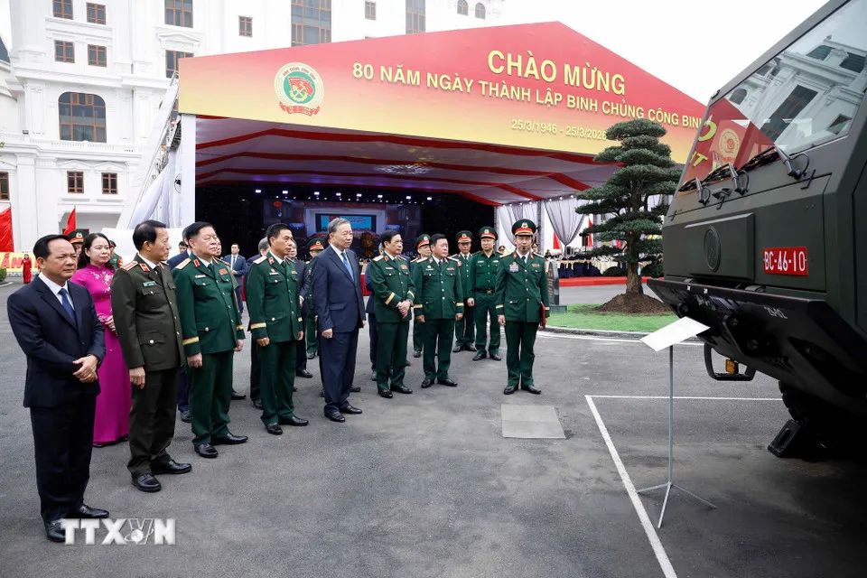 Tổng Bí thư Tô Lâm và đại biểu xem trưng bày các khí tài của Binh chủng Công binh. Ảnh: TTXVN