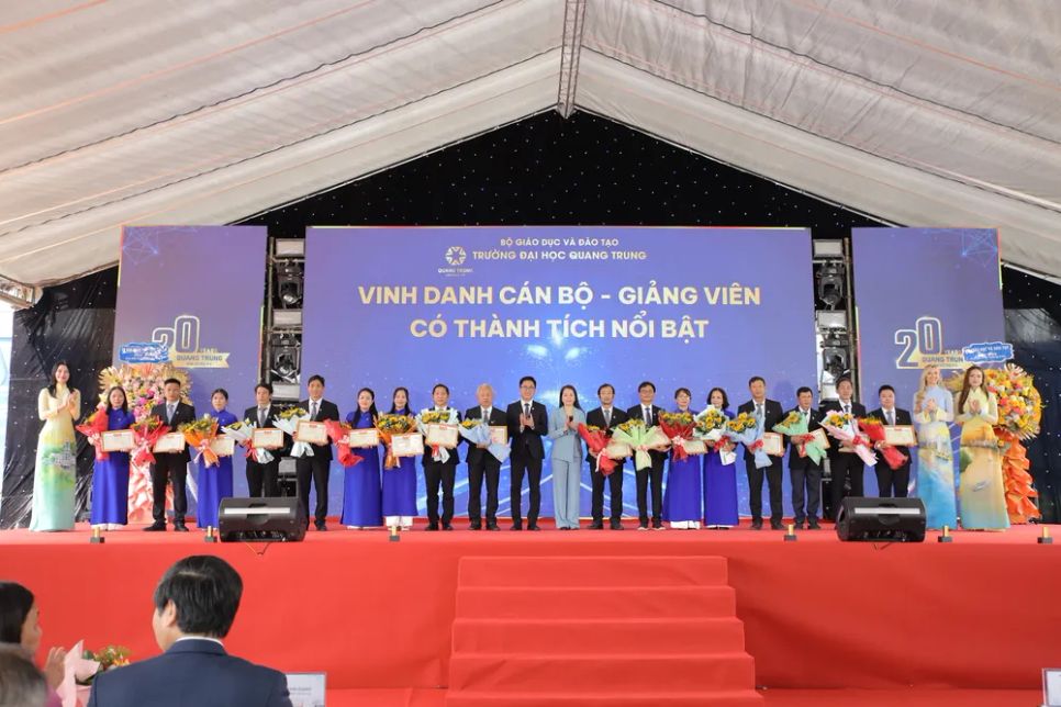 Vinh danh các cán bộ, giảng viên tại lễ kỷ niệm. Ảnh: HOÀNG TRANG Vinh danh các cán bộ, giảng viên tại lễ kỷ niệm. Ảnh: HOÀNG TRANG
