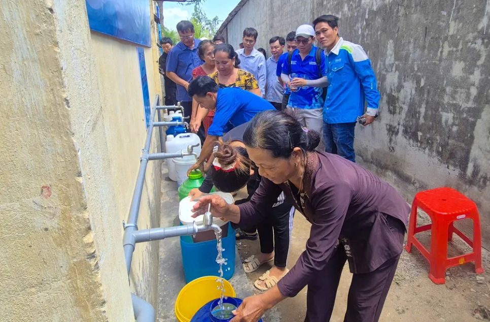 Người dân tại phường Khánh Hòa (TP Cần Thơ) đang phải chắt chiu từng giọt nước ngọt sinh hoạt tại điểm cấp nước tập trung trong mùa khô Người dân tại phường Khánh Hòa (TP Cần Thơ) đang phải chắt chiu từng giọt nước ngọt sinh hoạt tại điểm cấp nước tập trung trong mùa khô