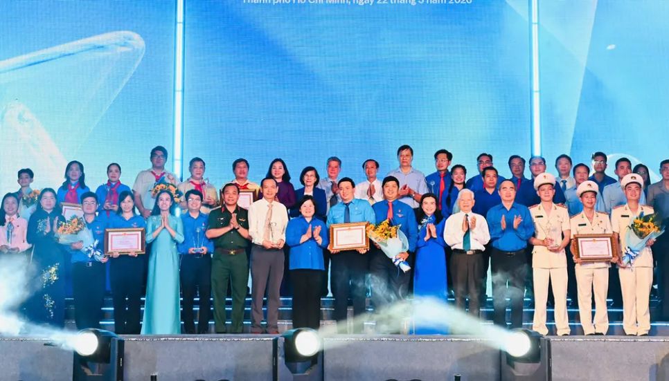 Các đồng chí lãnh đạo, nguyên lãnh đạo Đảng, Nhà nước và TPHCM chúc mừng các tập thể được trao Giải thưởng Hồ Hảo Hớn năm 2026. Ảnh: VIỆT DŨNG Các đồng chí lãnh đạo, nguyên lãnh đạo Đảng, Nhà nước và TPHCM chúc mừng các tập thể được trao Giải thưởng Hồ Hảo Hớn năm 2026. Ảnh: VIỆT DŨNG