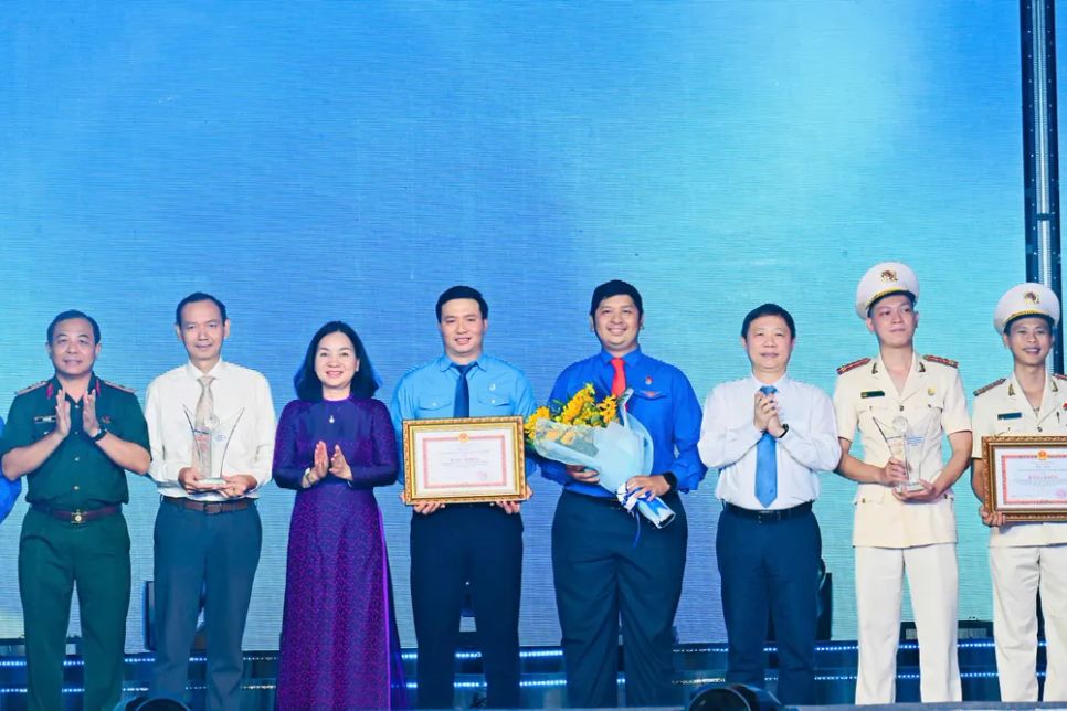 Đồng chí Dương Anh Đức và đồng chí Trương Thị Bích Hạnh chúc mừng các tập thể được trao Giải thưởng Hồ Hảo Hớn năm 2026. Ảnh: VIỆT DŨNG Đồng chí Dương Anh Đức và đồng chí Trương Thị Bích Hạnh chúc mừng các tập thể được trao Giải thưởng Hồ Hảo Hớn năm 2026. Ảnh: VIỆT DŨNG