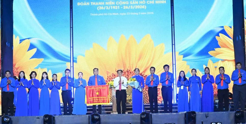 Đồng chí Nguyễn Mạnh Cường trao Cờ truyền thống cho Đoàn TNCS Hồ Chí Minh TPHCM. Ảnh: VIỆT DŨNG Đồng chí Nguyễn Mạnh Cường trao Cờ truyền thống cho Đoàn TNCS Hồ Chí Minh TPHCM. Ảnh: VIỆT DŨNG