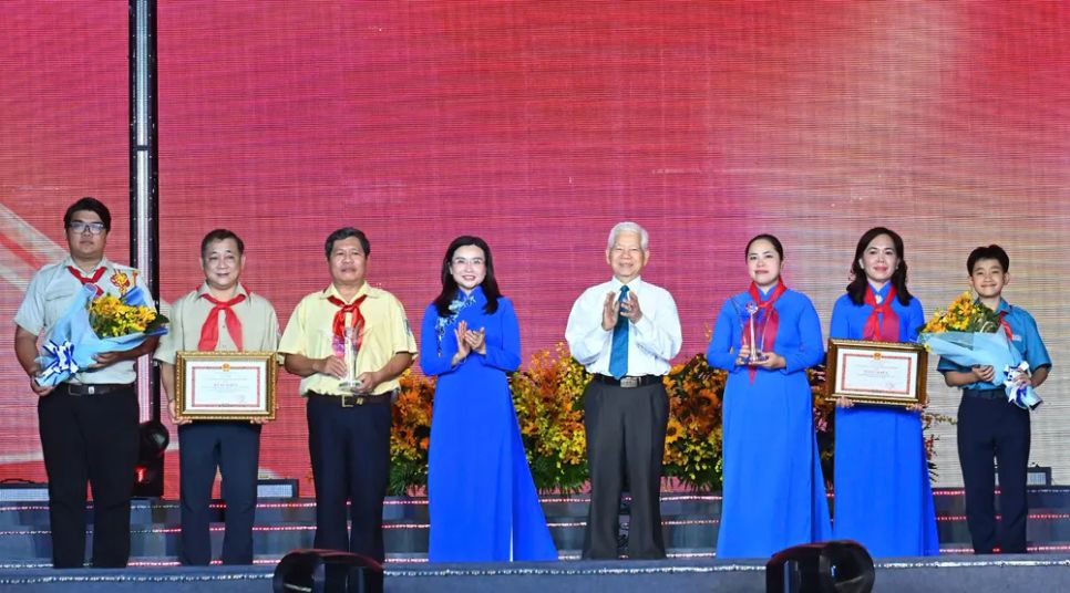 Đồng chí Nguyễn Minh Triết và đồng chí Nguyễn Phạm Duy Trang chúc mừng các tập thể được trao Giải thưởng Hồ Hảo Hớn năm 2026. Ảnh: VIỆT DŨNG <br> Đồng chí Nguyễn Minh Triết và đồng chí Nguyễn Phạm Duy Trang chúc mừng các tập thể được trao Giải thưởng Hồ Hảo Hớn năm 2026. Ảnh: VIỆT DŨNG <br>