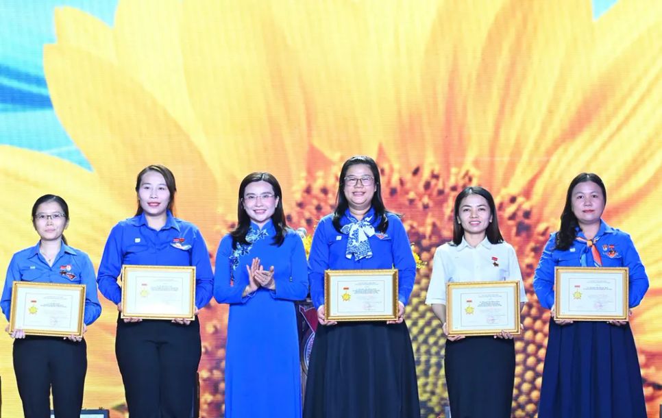 Đồng chí Nguyễn Phạm Duy Trang trao tặng Kỷ niệm chương “Vì thế hệ trẻ” cho các cá nhân. Ảnh: VIỆT DŨNG Đồng chí Nguyễn Phạm Duy Trang trao tặng Kỷ niệm chương “Vì thế hệ trẻ” cho các cá nhân. Ảnh: VIỆT DŨNG