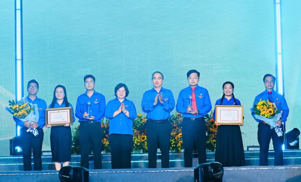 Đồng chí Nguyễn Thiện Nhân và đồng chí Văn Thị Bạch Tuyết chúc mừng các tập thể được trao Giải thưởng Hồ Hảo Hớn năm 2026. Ảnh: VIỆT DŨNG Đồng chí Nguyễn Thiện Nhân và đồng chí Văn Thị Bạch Tuyết chúc mừng các tập thể được trao Giải thưởng Hồ Hảo Hớn năm 2026. Ảnh: VIỆT DŨNG