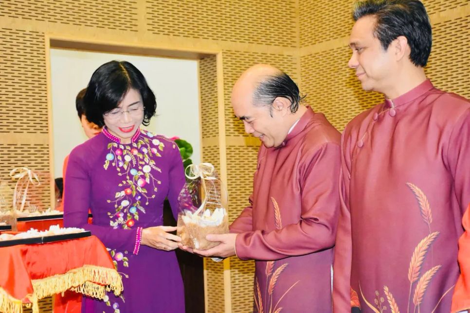 Lãnh đạo phường Vũng Tàu trao quà lưu niệm đến các đại biểu Lãnh đạo phường Vũng Tàu trao quà lưu niệm đến các đại biểu