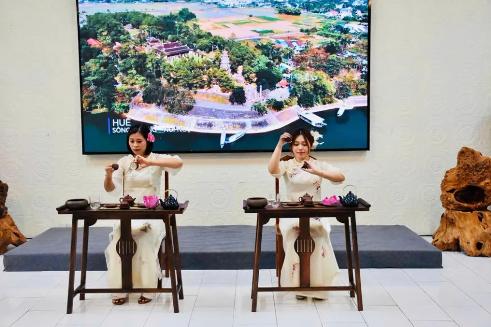 Tiết mục múa trà đặc sắc do các trà nương Duệ Tâm Trà biểu diễn Tiết mục múa trà đặc sắc do các trà nương Duệ Tâm Trà biểu diễn