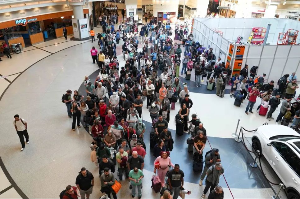 Dòng người xếp hàng dài chờ kiểm tra an ninh ở sân bay Hartsfield-Jackson Atlanta. Ảnh: GETTY IMAGES/CNN Dòng người xếp hàng dài chờ kiểm tra an ninh ở sân bay Hartsfield-Jackson Atlanta. Ảnh: GETTY IMAGES/CNN