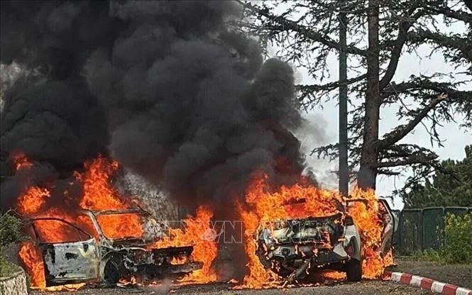 Một người đã thiệt mạng trong vụ tấn công nghi do lực lượng Hezbollah ở Liban thực hiện bằng tên lửa chống tăng nhằm váo cộng đồng biên giới Misgav Am của Israel vào sáng 22/3. Trong ảnh: Hai phương tiện đã bốc cháy tại hiện trường và một thi thể được tìm thấy trong một chiếc xe. Ảnh: TTXVN