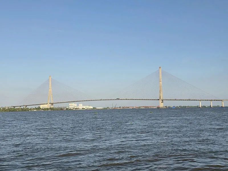 Cầu Cần Thơ vắt ngang dòng Hậu, như một nét chấm phá hiện đại giữa hai dải lụa xanh miệt vườn sông Hậu.