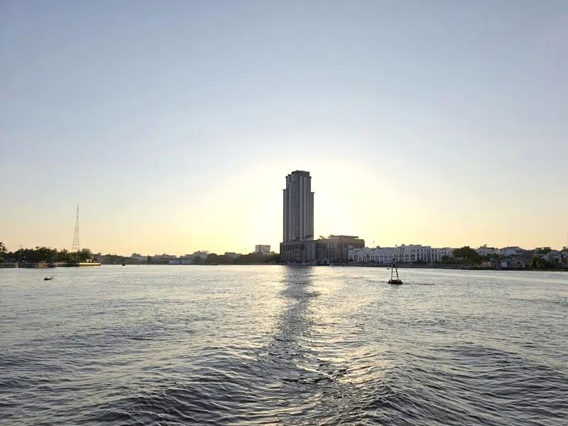 Dòng sông Hậu không ồn ào, không vội vã, như một nhịp thở chậm của đô thị miền sông nước.