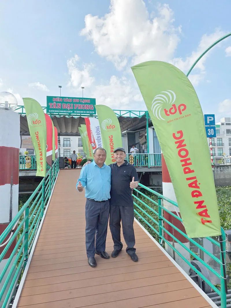 Tác giả cùng ông Nguyễn Thanh Phong, Chủ tịch Công ty TNHH MTV Tân Đại Phong, đơn vị đầu tư, khai thác sản phẩm du lịch “Ngắm hoàng hôn trên sông Cần Thơ”