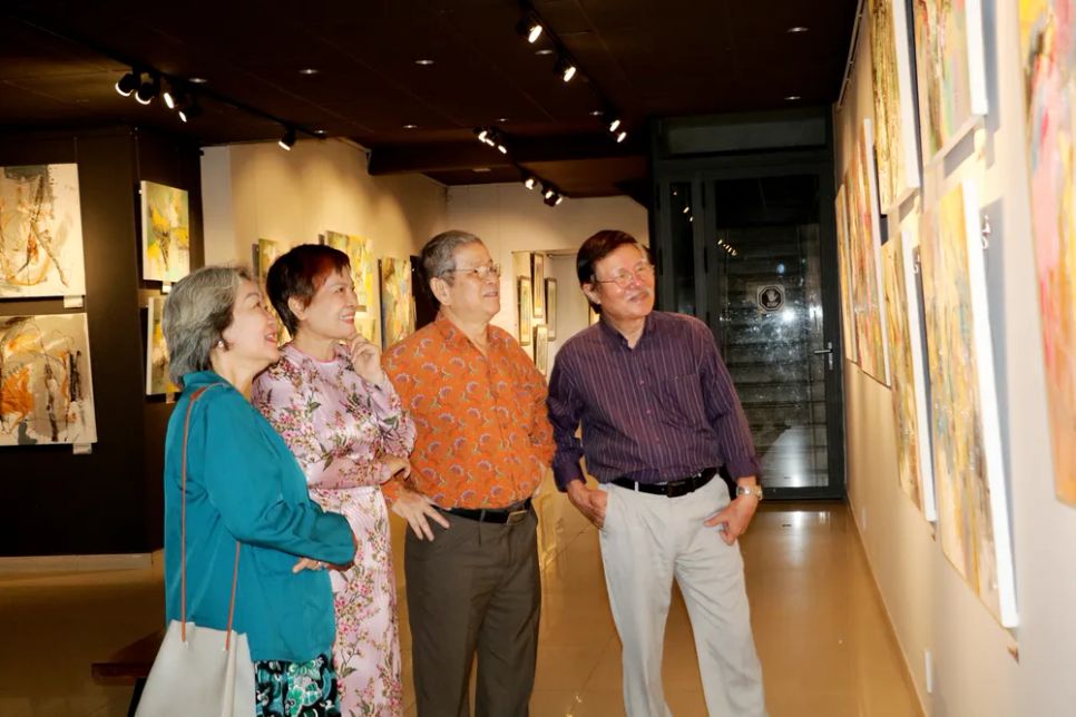 Khách tham quan triển lãm Khách tham quan triển lãm