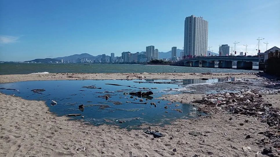 Dòng nước thải chưa qua xử lý đổ ra biển tại khu vực công viên phía Bắc cầu Trần Phú. Ảnh: NDCC Dòng nước thải chưa qua xử lý đổ ra biển tại khu vực công viên phía Bắc cầu Trần Phú. Ảnh: NDCC