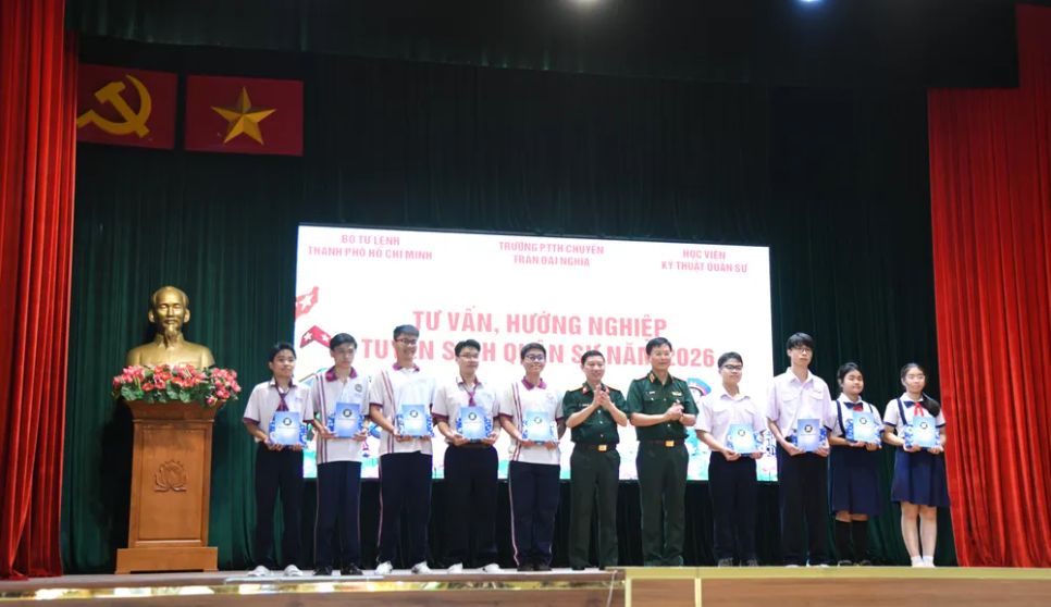 Ban tổ chức trao quà đến học sinh có hoàn cảnh khó khăn