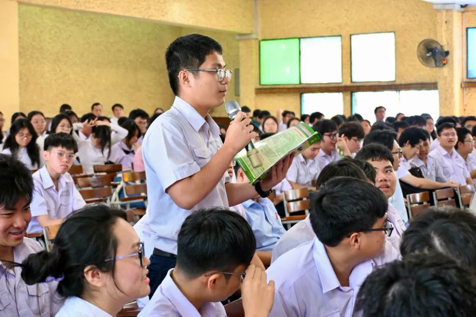 Học sinh đặt câu hỏi với cán bộ tuyển sinh