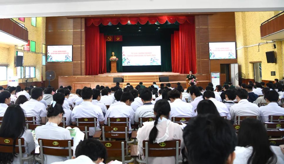 Học sinh nghe thông tin tuyển sinh tại chương trình