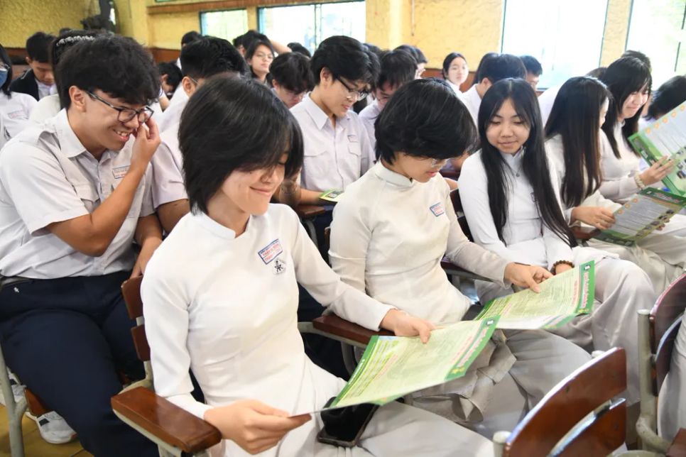 Học sinh tìm hiểu thông tin tuyển sinh của Học viện Kỹ thuật Quân sự