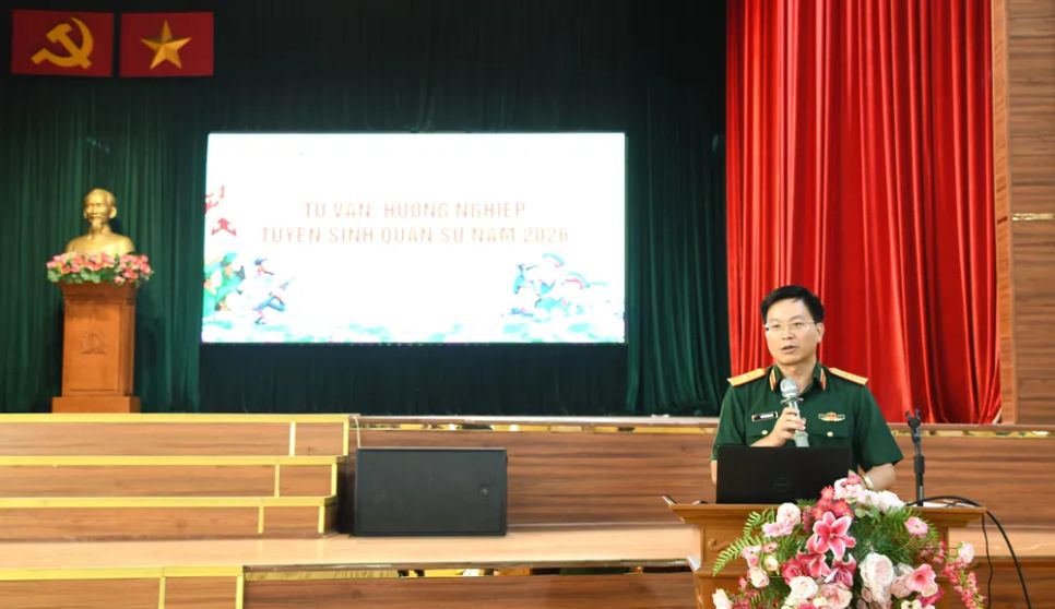 Thiếu tướng Trần Xuân Nam trao đổi với học sinh