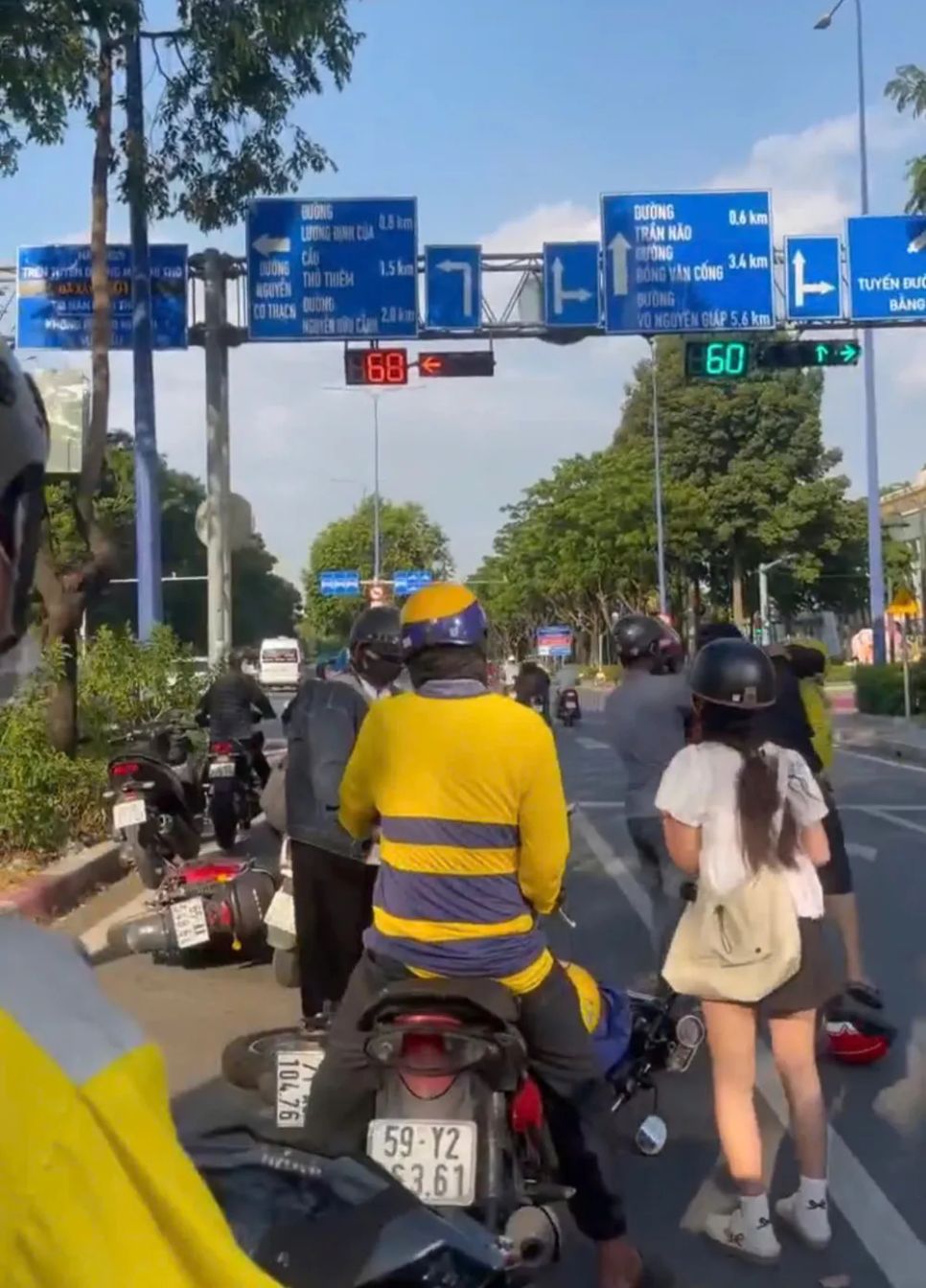 2 người đàn ông đánh nhau giữa giao lộ làm nhiều xe máy bị xô ngã 2 người đàn ông đánh nhau giữa giao lộ làm nhiều xe máy bị xô ngã