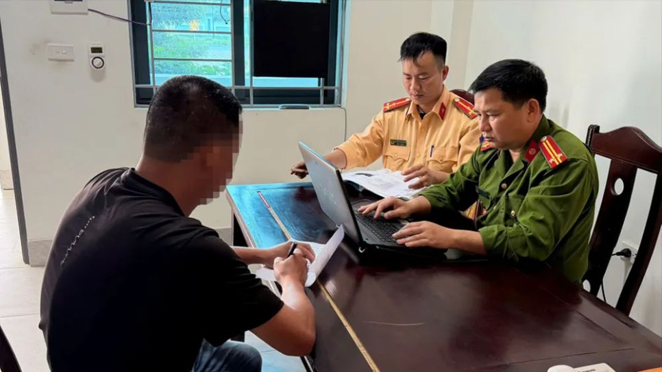 Lực lượng công an làm việc với chủ xe bán tải gây cản trở giao thông. Ảnh: Công an Nghệ An Lực lượng công an làm việc với chủ xe bán tải gây cản trở giao thông. Ảnh: Công an Nghệ An