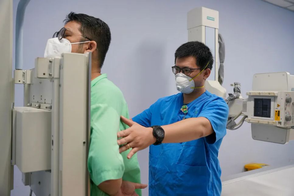 Nhân viên y tế đội lưu động chụp X-quang cho người bệnh để phát hiện tổn thương phổi do lao