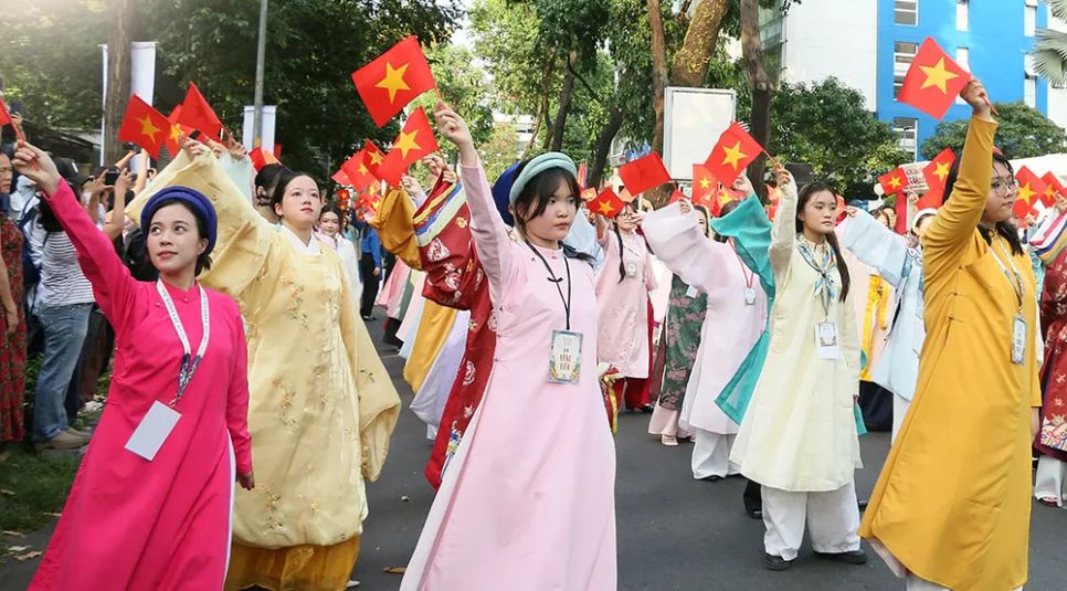 Hơn 1.000 bạn trẻ diễu hành tại Ngày hội Việt phục “Tóc xanh vạt áo” 2026